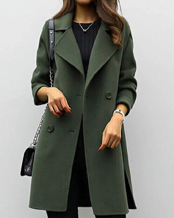 Cappotto verde elegante da donna, doppio petto, abbinato a borsa nera a tracolla. Moda autunnale, stile casual chic.