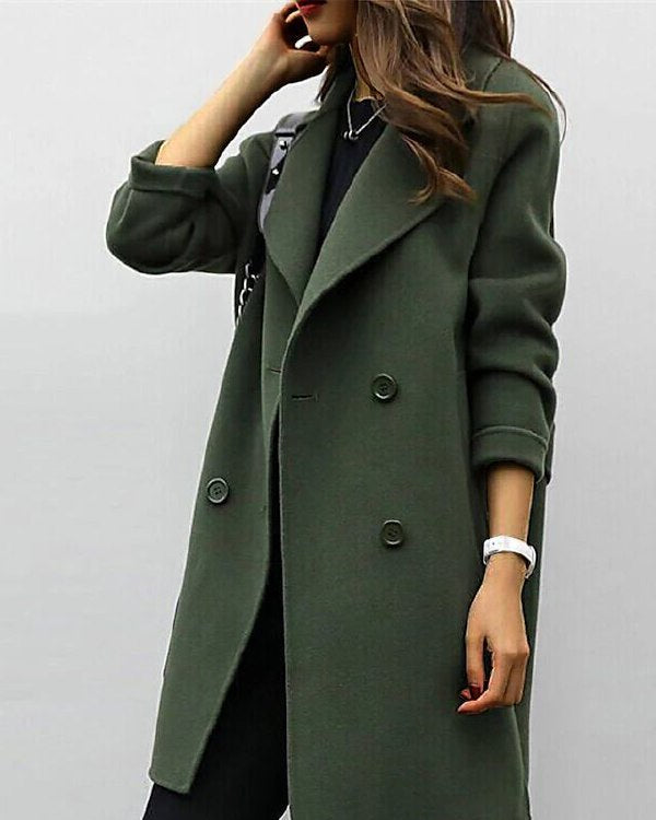 Donna con cappotto verde oliva elegante, doppio petto, abbinato a pantaloni neri. Moda autunnale, stile casual chic.