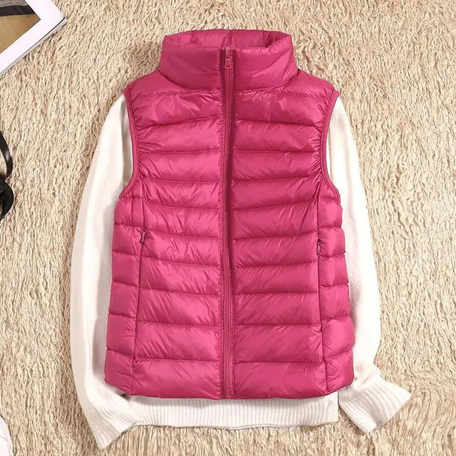 Gilet imbottito rosa su maglione bianco, moda autunno inverno, abbigliamento casual donna, stile caldo e confortevole, tendenze moda 2023.