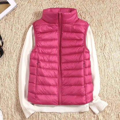 Gilet imbottito rosa su maglione bianco, moda autunno inverno, abbigliamento casual donna, stile caldo e confortevole, tendenze moda 2023.