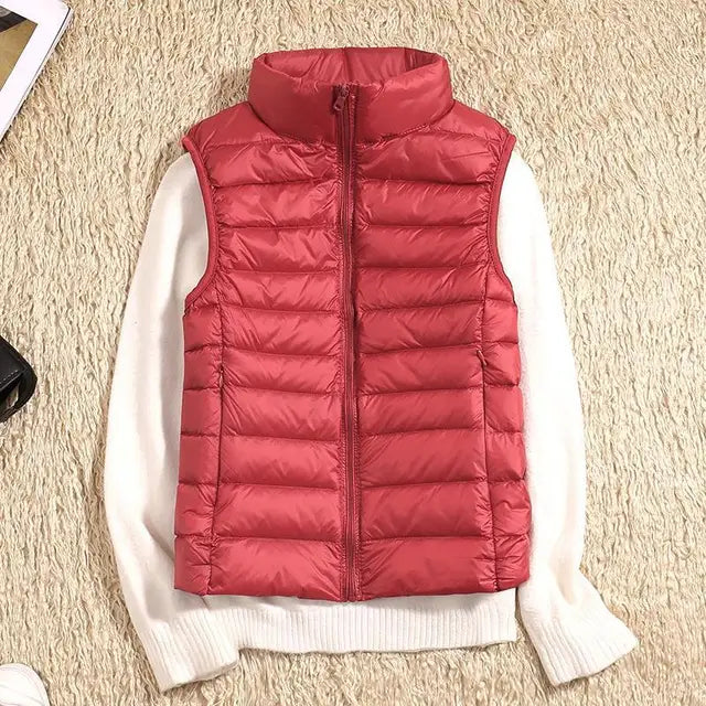 Gilet imbottito rosso su maglione bianco, moda autunnale, abbigliamento casual, tessuto trapuntato, stile moderno, abbigliamento donna.