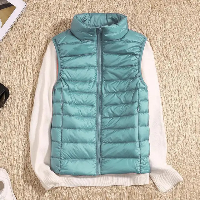 Gilet imbottito azzurro su maglione bianco, moda autunnale, abbigliamento casual, tessuto trapuntato, stile moderno, abbigliamento donna.