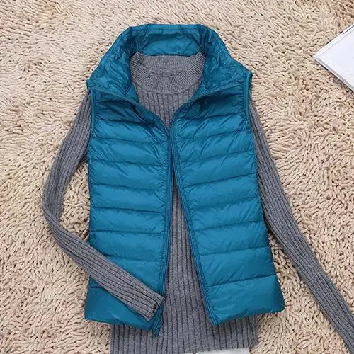 Gilet imbottito blu su maglione grigio a coste, moda autunno inverno, abbigliamento casual donna, stile moderno e confortevole.