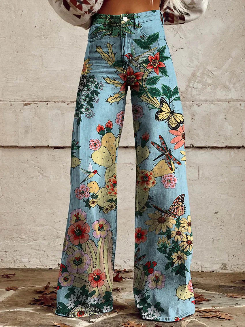 Jeans a zampa d'elefante con stampa floreale e farfalle su sfondo azzurro, stile boho chic, moda donna, pantaloni casual eleganti.