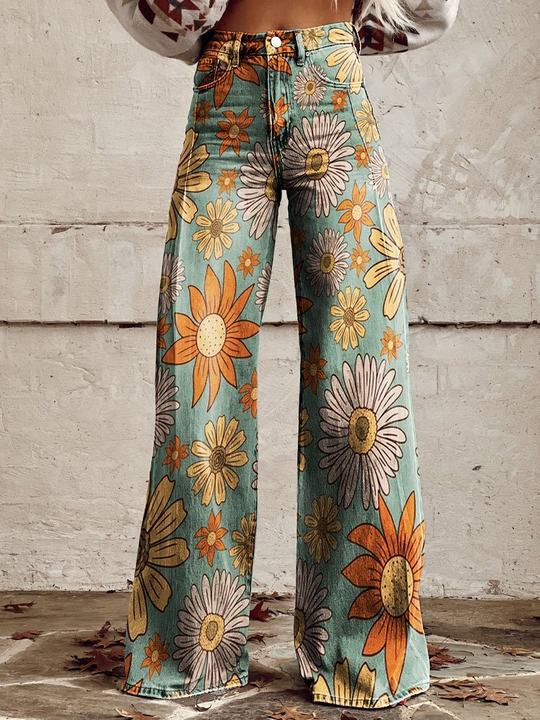 Jeans a zampa d'elefante con stampa floreale vintage, margherite colorate su sfondo verde, moda anni '70, stile boho chic.