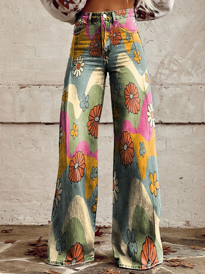 Pantaloni a zampa d'elefante con stampa floreale vintage, colori vivaci, sfondo bianco. Moda anni '70, stile boho chic, tendenza retrò.
