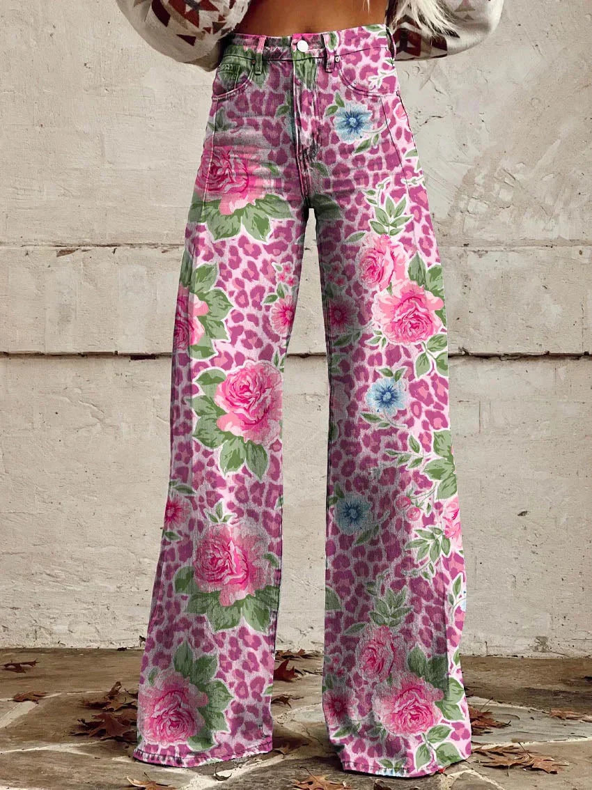 Pantaloni a zampa con stampa floreale e leopardata rosa, sfondo bianco. Moda vintage, stile boho chic, abbigliamento femminile trendy.