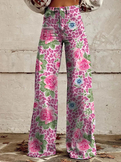 Pantaloni a zampa con stampa floreale e leopardata rosa, sfondo bianco. Moda vintage, stile boho chic, abbigliamento femminile trendy.