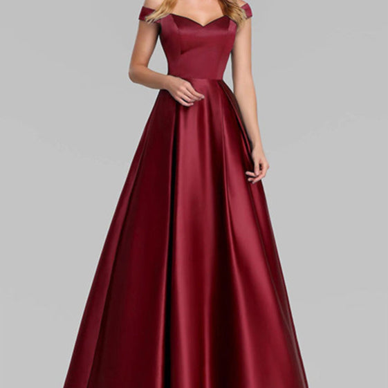 Abito da sera lungo in raso rosso bordeaux, con scollo a cuore e spalle scoperte. Elegante vestito da cerimonia per eventi formali.