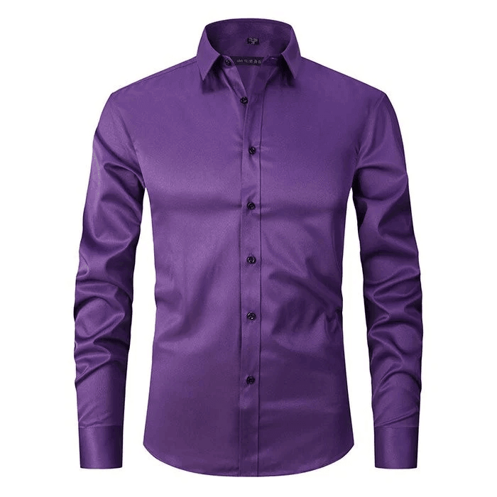 Camicia elegante da uomo in raso viola, maniche lunghe, colletto classico, bottoni neri, moda maschile, abbigliamento formale.