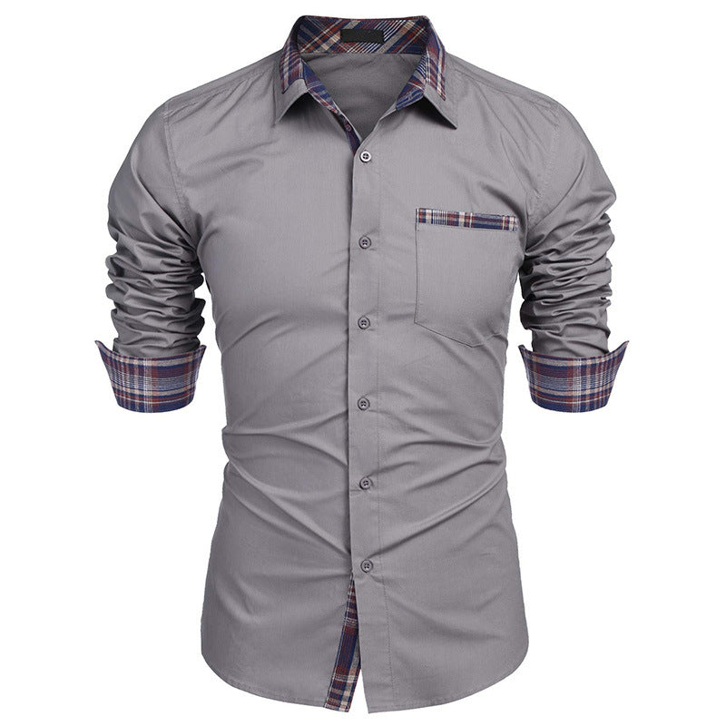 Camicia grigia da uomo con maniche lunghe arrotolate, dettagli a quadri su colletto e polsini, taschino frontale. Elegante e moderna.