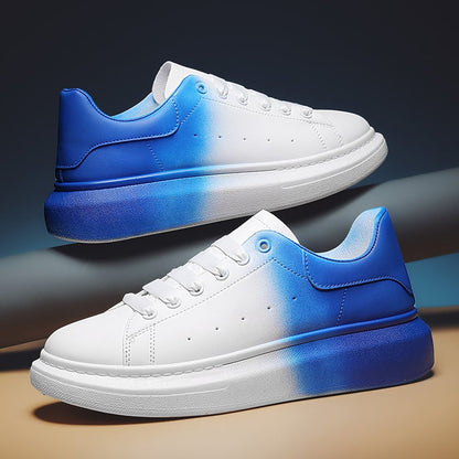 Scarpe da ginnastica bianche e blu sfumate, suola spessa, design moderno. Scarpe sportive unisex, moda casual, tendenza 2023.