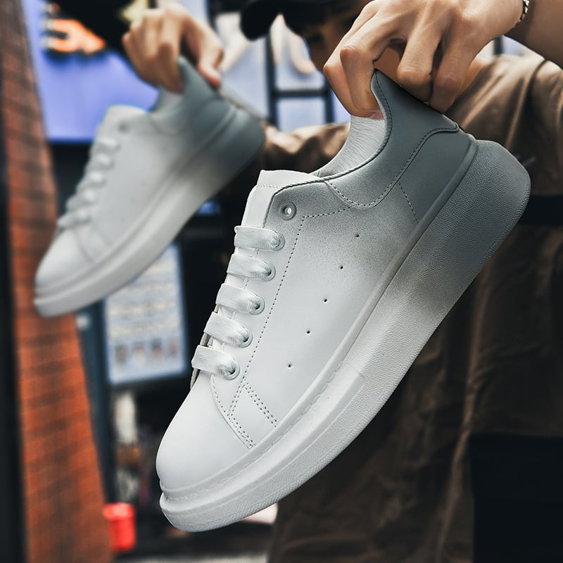 Scarpe da ginnastica bianche unisex, design moderno, suola spessa, in esposizione. Scarpe casual alla moda per uomo e donna.