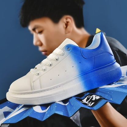 Scarpa da ginnastica bianca e blu con suola spessa, design moderno e sfondo sfocato. Scarpe sportive uomo, moda casual, tendenze 2023.