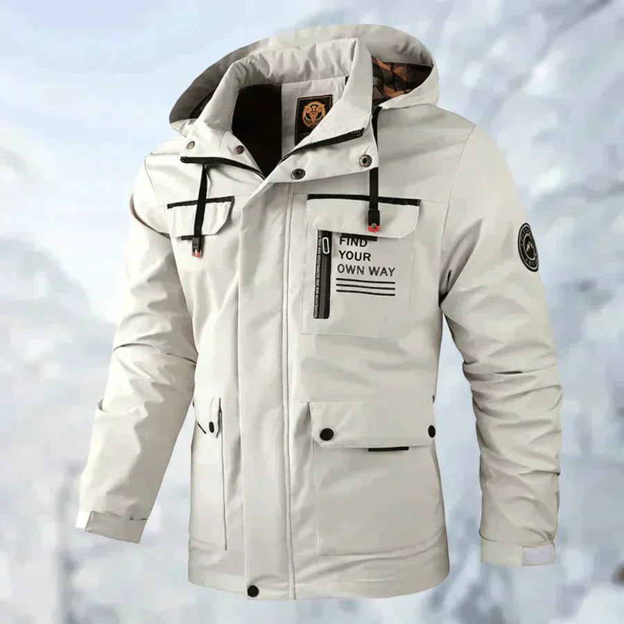 Giacca invernale bianca da uomo con cappuccio, tasche multiple e scritta "Find Your Own Way". Design moderno, ideale per escursioni e sport invernali.