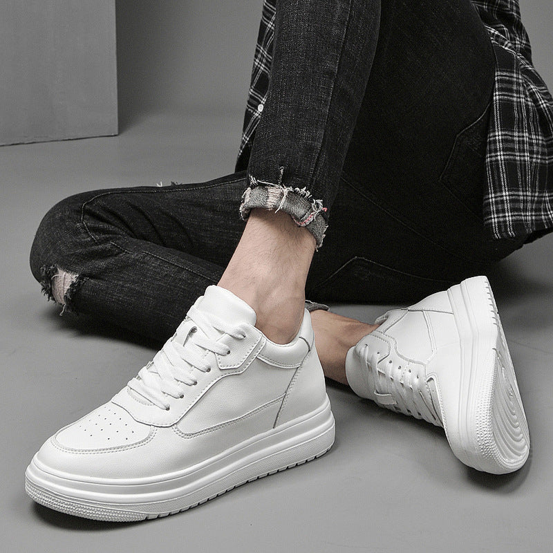 Zapatillas deportivas blancas para hombre con elevación interna, costuras en contraste y cierre con cordones.
