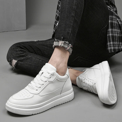 Zapatillas deportivas blancas para hombre con elevación interna, costuras en contraste y cierre con cordones.