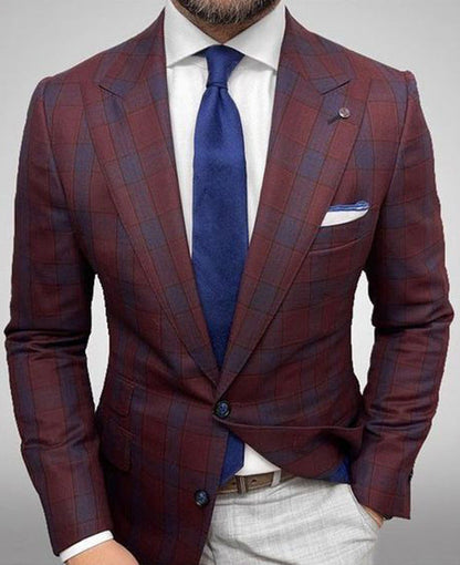Uomo in abito a quadri rosso e blu, camicia bianca, cravatta blu, fazzoletto da taschino bianco, moda elegante, stile classico maschile.