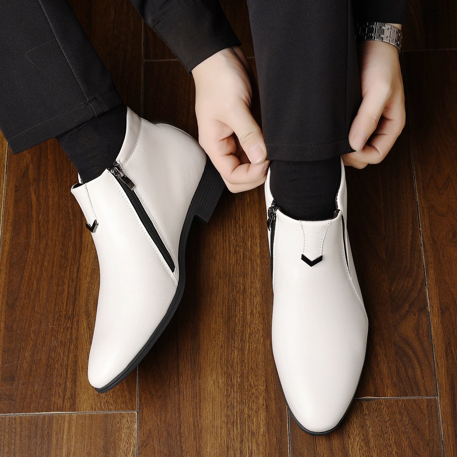 Scarpe eleganti bianche da uomo con cerniera, indossate su pavimento in legno. Moda maschile, calzature moderne, stile formale.