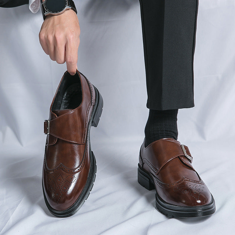Scarpe eleganti uomo in pelle marrone con fibbia, indossate con pantaloni neri. Design classico, ideale per abbigliamento formale e occasioni speciali.