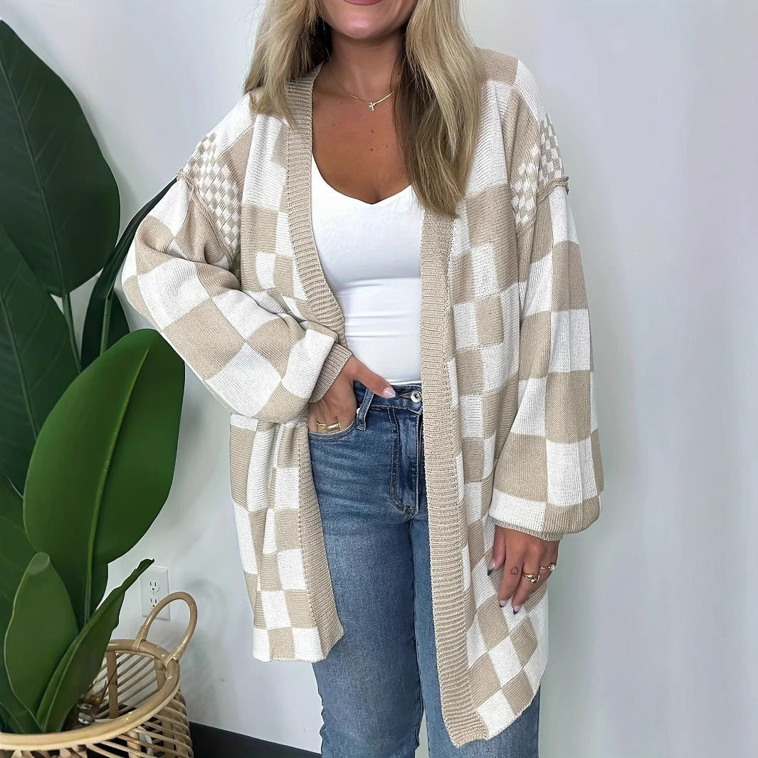 Lang cardigan til kvinder i strik med kontrastternet design
