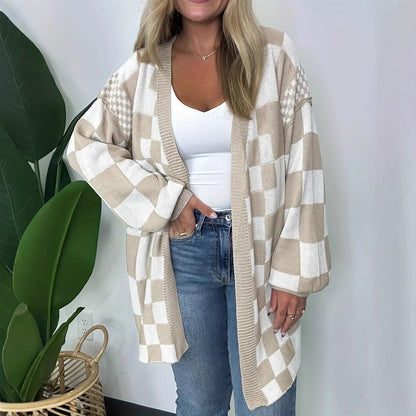 Lang cardigan til kvinder i strik med kontrastternet design