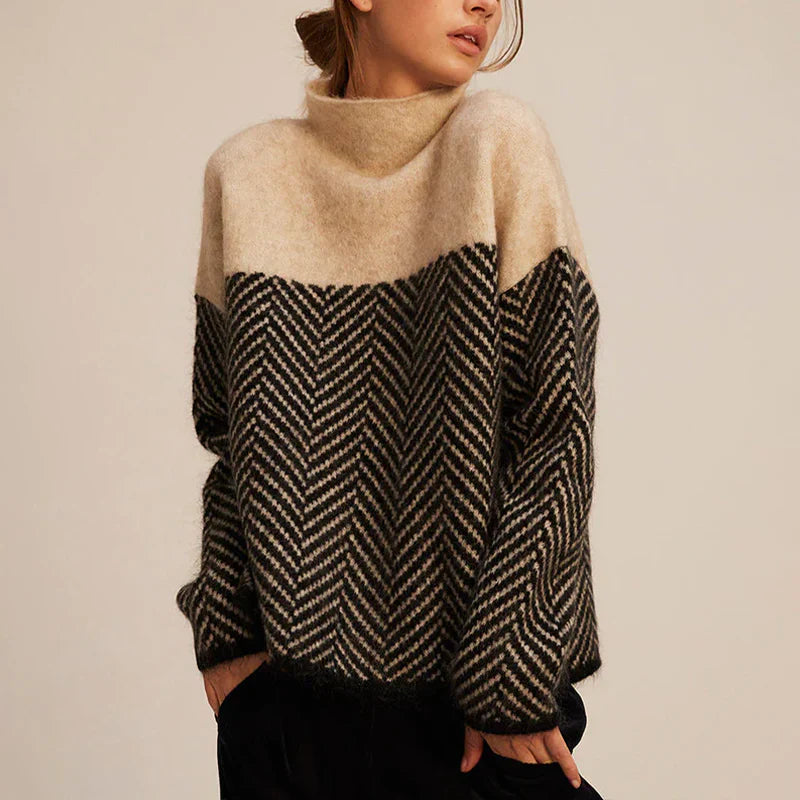 Maglione donna invernale a righe chevron, colori beige e nero, collo alto, maniche lunghe, stile casual elegante, moda autunno inverno.