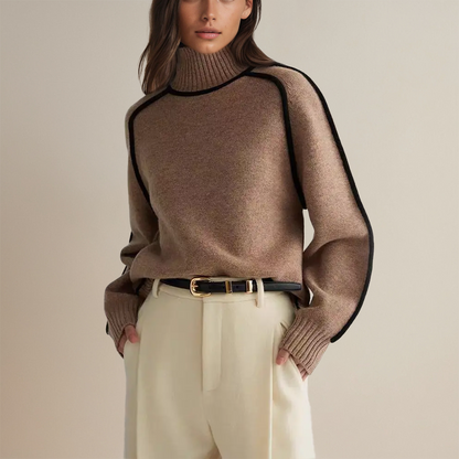 Donna con maglione marrone a collo alto, pantaloni beige e cintura nera. Moda autunnale elegante, abbigliamento casual chic, tendenze 2023.