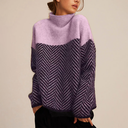 Maglione donna invernale, design a zigzag viola e rosa, collo alto, moda casual elegante, abbigliamento caldo e accogliente per la stagione fredda.