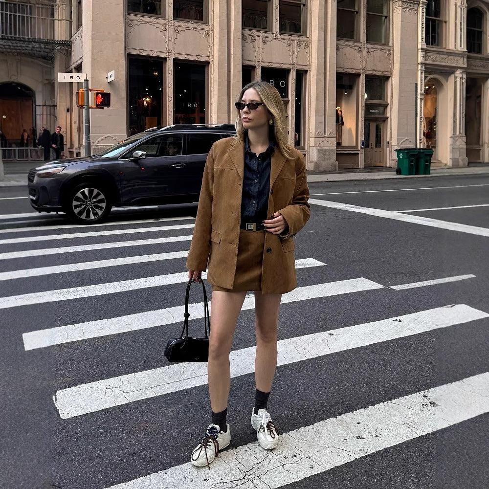 Blazer de mujer con cierre de un botón y diseño liso