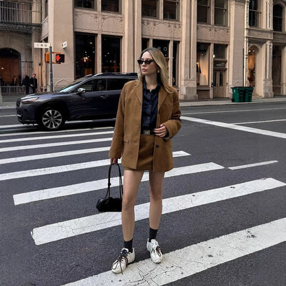 Blazer de mujer con cierre de un botón y diseño liso