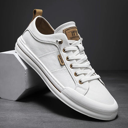 Åndbare sneakers til mænd til udendørsaktiviteter, med et design inspireret af sportens verden.