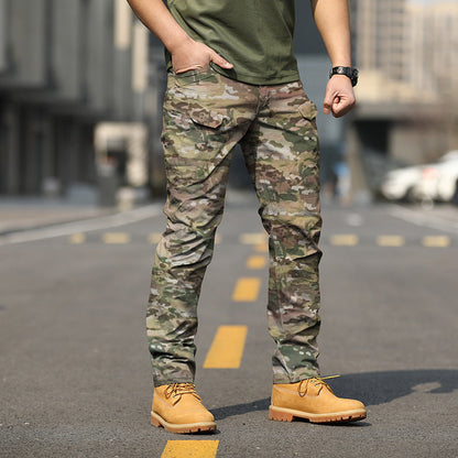 Uomo in pantaloni mimetici e stivali gialli su strada urbana. Moda militare, abbigliamento casual, stile urbano.