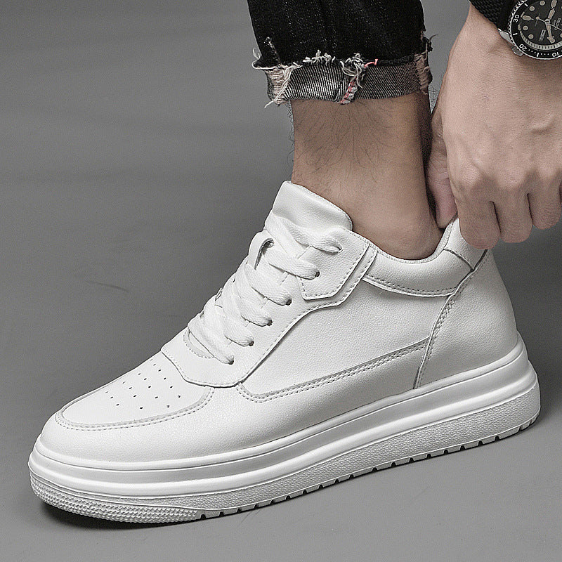 Zapatillas deportivas blancas para hombre con elevación interna, costuras en contraste y cierre con cordones.