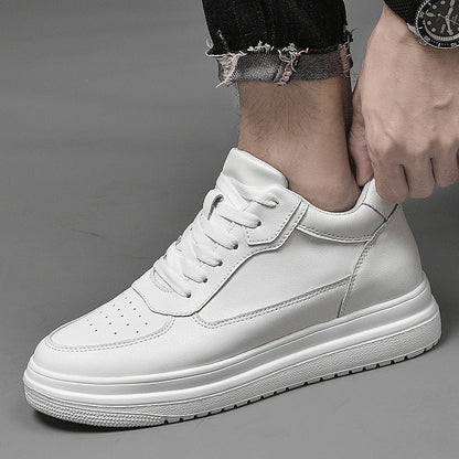 Zapatillas deportivas blancas para hombre con elevación interna, costuras en contraste y cierre con cordones.