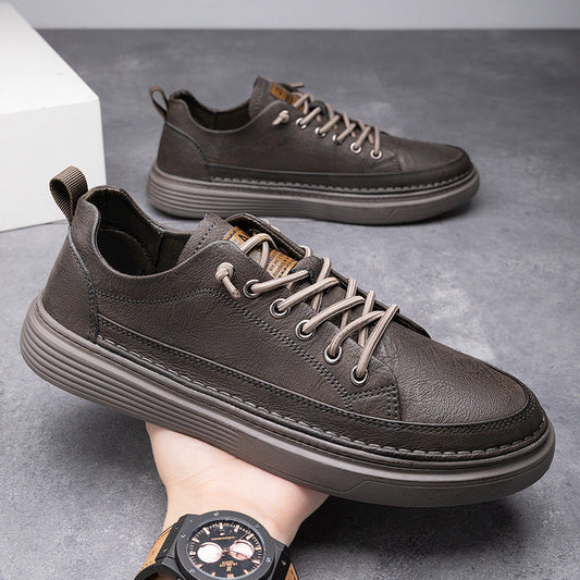 Men's waterproof low-top sneakers with lace-up closure, ideal for everyday wear.