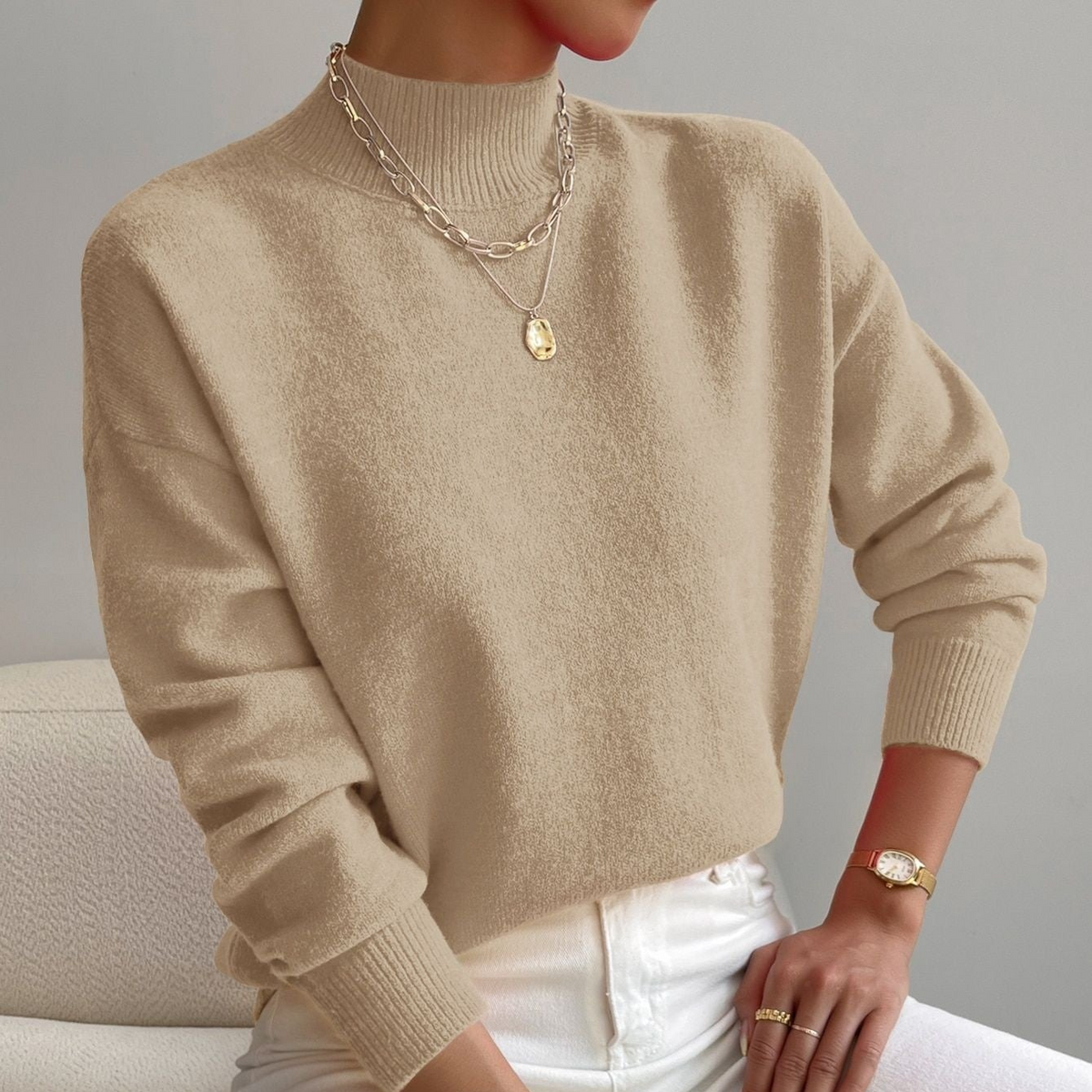 Women's cashmere turtleneck sweater with a straight fit and ribbed trims.
