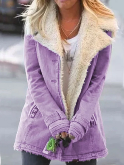 Donna con cappotto viola invernale con fodera in pelliccia sintetica bianca, strada urbana. Moda femminile, abbigliamento caldo, stile casual.