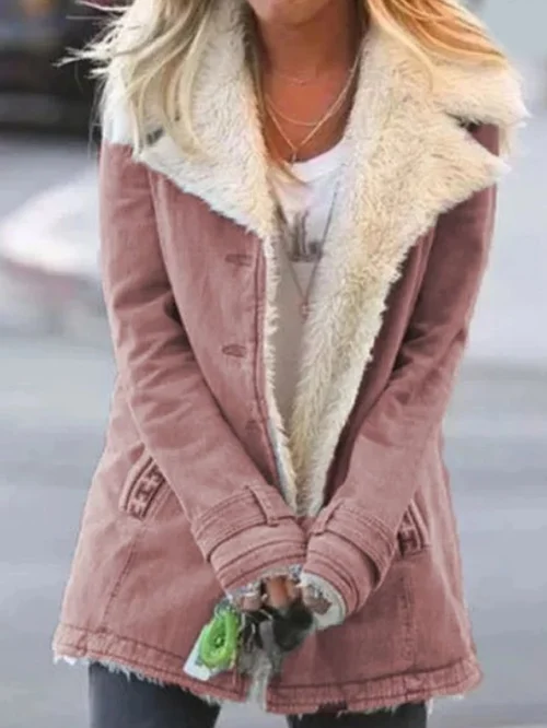 Donna con cappotto invernale rosa con fodera in pelliccia sintetica bianca, strada urbana. Moda femminile, abbigliamento caldo, stile casual.