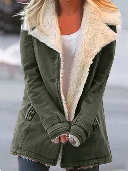Donna con cappotto invernale verde con fodera in pelliccia sintetica bianca, indossa jeans e maglietta bianca. Moda autunno inverno, abbigliamento casual.