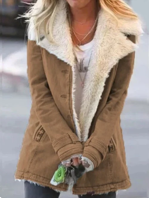 Donna con cappotto marrone invernale con fodera in pelliccia sintetica bianca, strada urbana. Moda autunno inverno, abbigliamento caldo casual.