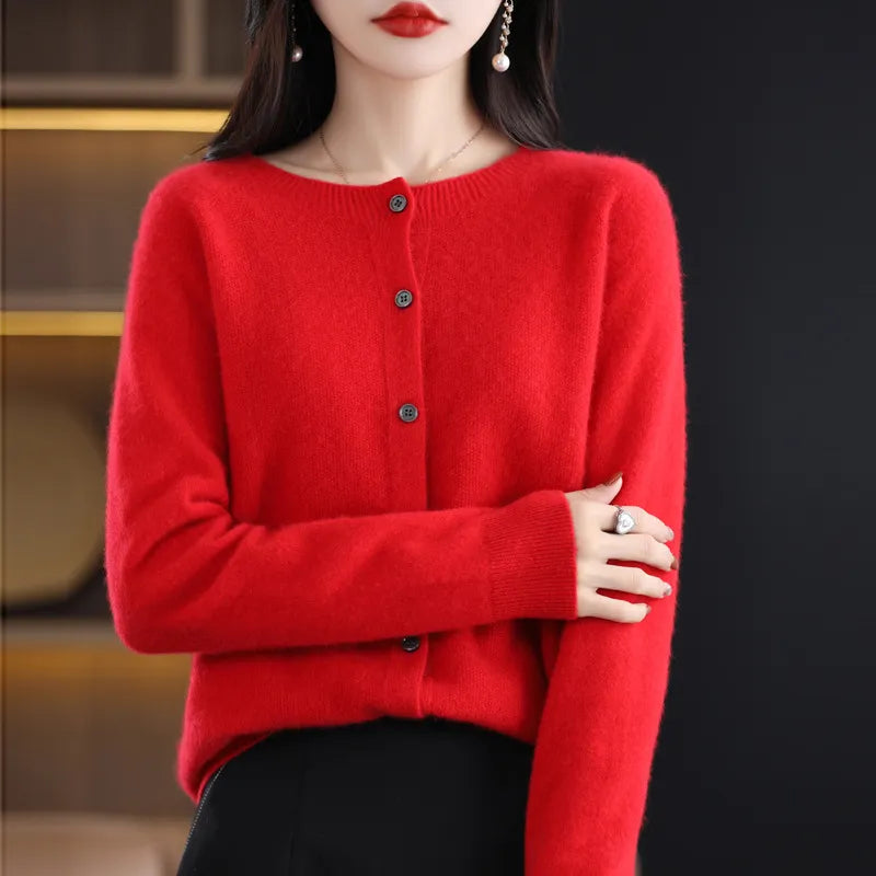 Donna con maglione rosso in cashmere, bottoni neri, sfondo sfocato. Moda autunno inverno, abbigliamento elegante, stile casual chic.