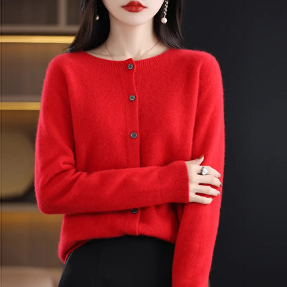 Donna con maglione rosso in cashmere, bottoni neri, sfondo sfocato. Moda autunno inverno, abbigliamento elegante, stile casual chic.