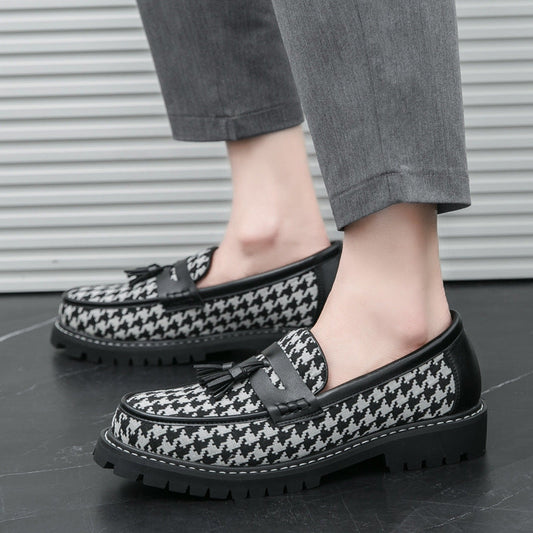 Herremokkasiner med kvaster og hanefjedsmønster, tyk sål og slip-on-design.