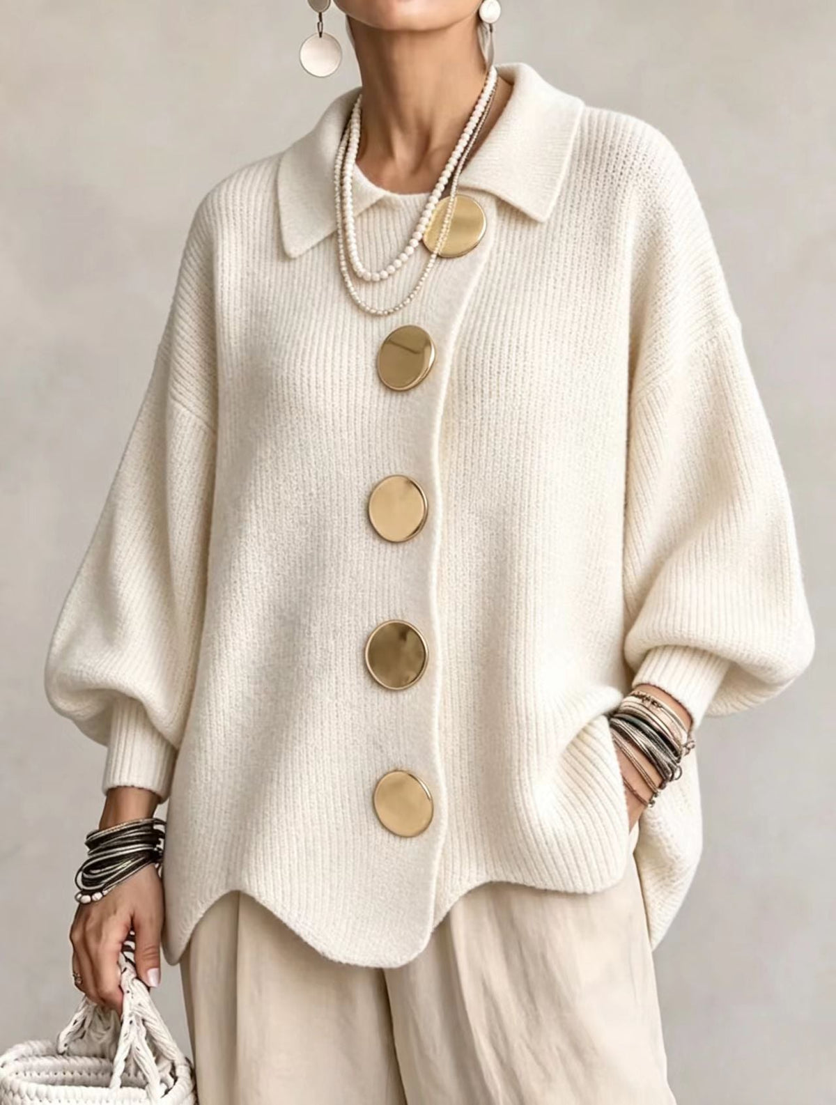Efterårscardigan til kvinder i strik med oversized pasform, guldfarvede knapper og lanterneærmer.