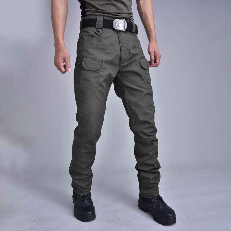 Pantaloni tattici verdi da uomo, resistenti e multifunzionali, con tasche laterali e cintura nera. Ideali per attività outdoor e avventure.