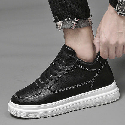 Zapatillas deportivas blancas para hombre con elevación interna, costuras en contraste y cierre con cordones.