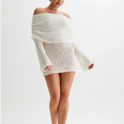 Abito bianco corto a spalle scoperte, tessuto lavorato a maglia, maniche lunghe. Elegante e moderno, ideale per moda donna e abbigliamento estivo.