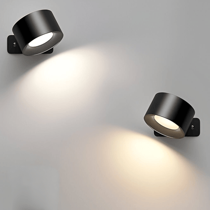 Due applique nere moderne su parete grigia, illuminazione LED direzionabile, design minimalista, ideale per interni contemporanei, illuminazione d'accento.