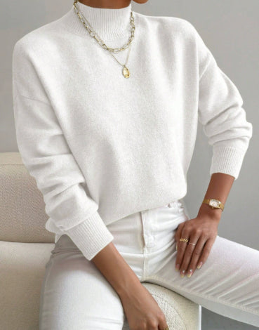 Women's cashmere turtleneck sweater with a straight fit and ribbed trims.